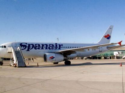 Un avión de Spanair en una pista del aeropuerto de El Prat.