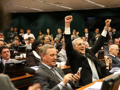 Deputados comemoram aprovação do relatório da reforma trabalhista.
