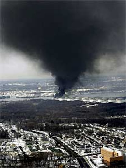 Imagen aérea del incendio en la refinería de Staten Island.