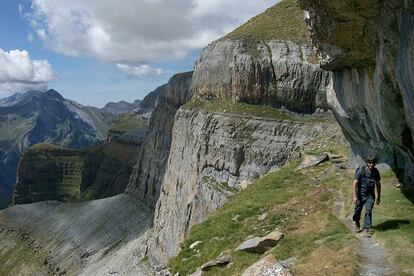 In one of the most spectacular belts of Ordesa, there is a challenging trail across the valley that requires some rock climbing. It takes about eight hours but the effort is rewarded by breathtaking views.