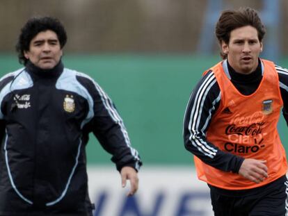 Messi y Maradona, en un entrenamiento de la selección argentina en 2009