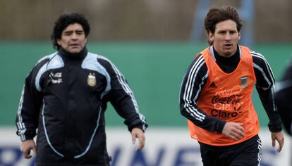 Messi y Maradona, en un entrenamiento de la selección argentina en 2009