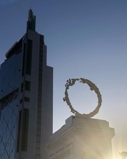 La obra de arte del Chile Uruboro, el 18 de diciembre en el pedestal de la Plaza Baquedano.