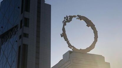 La obra de arte del Chile Uruboro, el 18 de diciembre en el pedestal de la Plaza Baquedano.