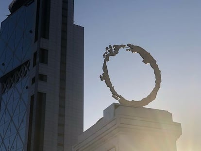 La obra de arte del Chile Uruboro, el 18 de diciembre en el pedestal de la Plaza Baquedano.