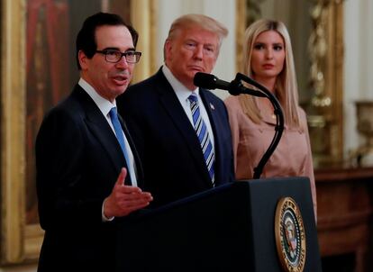 El secretario del Tesoro de EE UU, Steven Mnuchin, junto al presidente Donald Trump, en una comparecencia en abril en la Casa Blanca, en Washington.