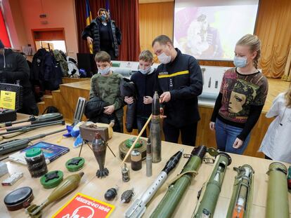 Un policía ucranio muestra distintos explosivos a alumnos de un colegio, el jueves 27 de enero en Kiev.