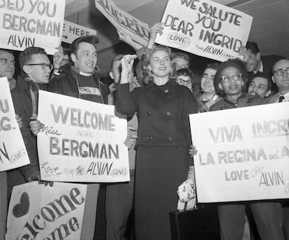 Ingrid Bergman rodeada de fans que la dan la bienvenida en el aeropuerto de Nueva York.