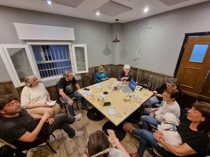 Los militantes de Más Madrid Salamanca durante su asamblea de este miércoles en el bar Vía 22.