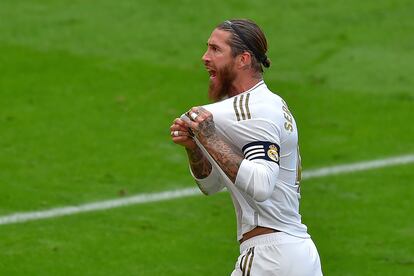 Sergio Ramos celebra su gol de penalti este domingo en San Mamés ante el Athletic.