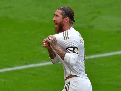 Sergio Ramos celebra su gol de penalti este domingo en San Mamés ante el Athletic.