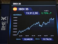 Paneles del Ibex en el Palacio de la Bolsa de Madrid, ayer.