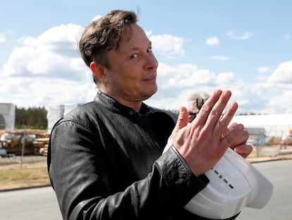 Musk visita el lugar de construcción de la planta de Tesla en Gruenheide, cerca de Berlín (Alemania), en mayo de 2021