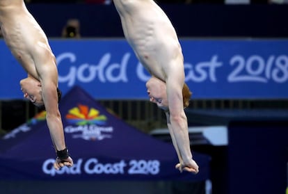 Anton Down-Jenkins y Liam Stone de Nueva Zelanda en acción mientras compiten en la final de trampolín sincronizado masculino de 3m, en Gold Coast (Australia), el 13 de abril de 2018.