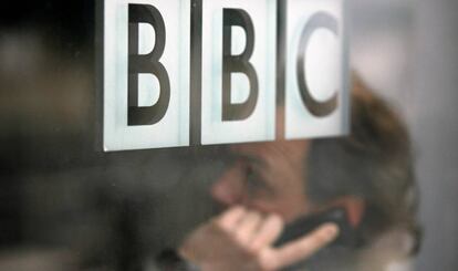 Un hombre habla por teléfono en la sede de la BBC en Londres.