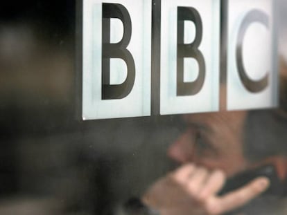 Un hombre habla por teléfono en la sede de la BBC en Londres.