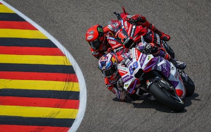 Jorge Martín resiste ante Pecco Bagnaia para mantener el primer puesto en el GP de Alemania.