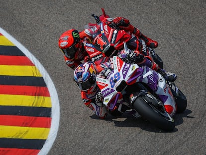 Jorge Martín resiste ante Pecco Bagnaia para mantener el primer puesto en el GP de Alemania.