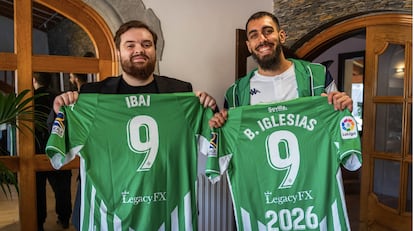 El 'streamer' Ibai Llanos, a la izquierda de la imagen, junto al futbolista del Real Betis Borja Iglesias.