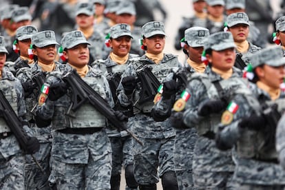 Miembros de la Guardia Nacional Mexicana participan el desfile.