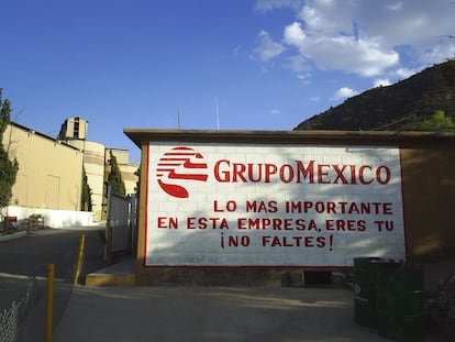 Un letrero dirigido a los trabajadores de la mina Sombrerete
, en mayo de 2006-
