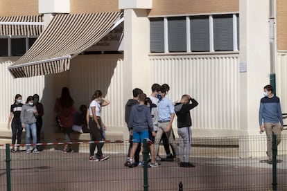 Un grupo de alumnos, en el recreo del colegio Alberto Durero de Sevilla.