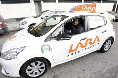 Javier Lara, gerente de Autoescuela Lara, ve el coche autónomo como una posibilidad lejana.
