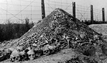 Restos de huesos humanos en el campo de concentración nazi de Lublin-Majdanek (Polonia), en 1944.