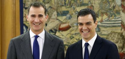 Felip VI i Pedro Sánchez, en la seva trobada d'aquest divendres.