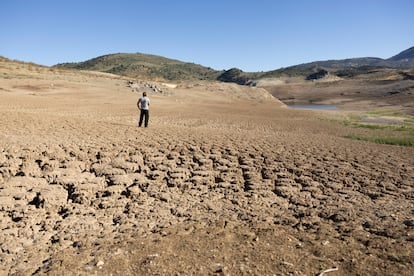 Tierra seca en el embalse de El Gastor, en la localidad gaditana de Zahara de la Sierra.