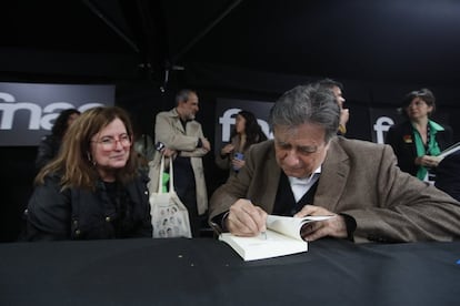 Luis Landero, firmando ejemplares de sus libros en el pasado día de Sant Jordi en Barcelona.