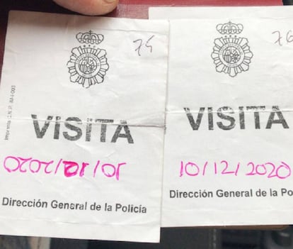 Carlos Guerrero muestra los resguardos que le entregó este martes la policía a sus dos hijos menores tras esperar toda la noche en la comisaría de Aluche.