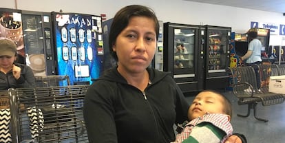 Marili Peña y su hijo, Adonies, en la estación de autobús de Tucson, el jueves.