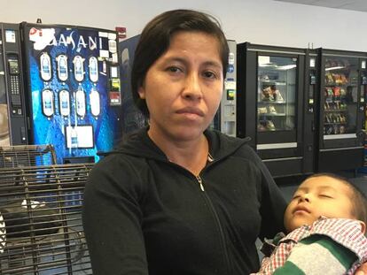 Marili Peña y su hijo, Adonies, en la estación de autobús de Tucson, el jueves.