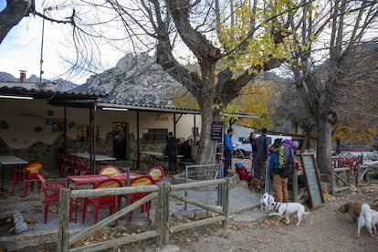 Varios excursionistas, ayer en uno de los quioscos de Cantocochino, en La Pedriza.