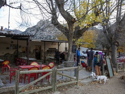 Varios excursionistas, ayer en uno de los quioscos de Cantocochino, en La Pedriza.