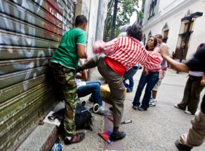 Simpatizantes de Chávez agreden a varios periodistas en Caracas.