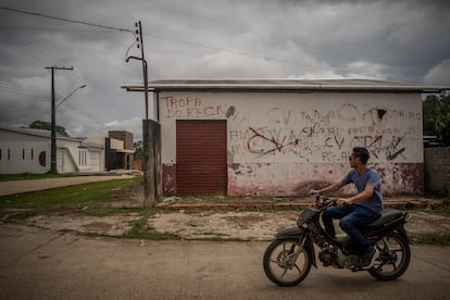 Graffitis de Comando Vermelho en las calles de Benjamin Constant en el Estado de Amazonas, Brasil. 