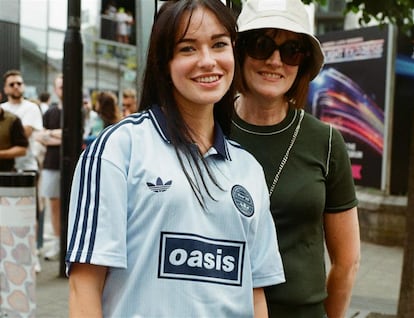 Asistentes al concierto de Oasis en Londres.