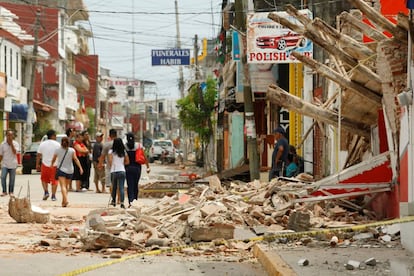 Vecinos de la localidad de Juchitán caminan por una calle afectada por el terremoto.