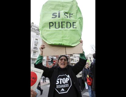 Aída Quinatoa ha descubierto cinco años después todas las trampas de las escrituras de su vivienda. Cuenta que le hicieron avalista de un hombre al que no conocía y que dejó de pagar. La letra de su hipoteca ha aumentado 500 euros al tiempo que su marido perdía el empleo y a ella le bajaba el sueldo. “Nuestra casa es nuestra vida”, proclama. Participó en el escrache de la diputada Belén Bajo Prieto.