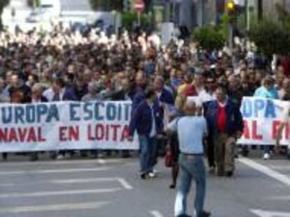 El naval de Vigo ha salido a la calle para lanzar una voz de "auxilio" ante una posible resolución negativa del expediente abierto al anterior sistema de bonificaciones fiscales, el llamado tax-lease, que implique la devolución de parte de las ayudas, ya que eso significaría la "desaparición" del sector.