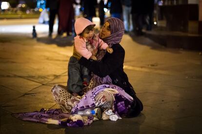Yasmin, de 25 años y natural de Homs (Siria), sostiene en los brazos a su hija en medio de una plaza a los pies de la Mezquita Nueva de Estambul, frente al Estrecho del Bósforo. Asegura que vive en una casa con otros 12 compatriotas por la que pagan cien euros y que en Siria su marido trabajaba de albañil. Ahora él recoge cartones y ella pide en la calle.