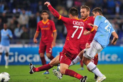 Klose remata entre dos contrarios y logra el gol del triunfo del Lazio.