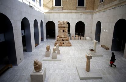 Un visitante pasea por uno de los dos grandes patios del museo, a los que la obra de remodelación ha regalado nuevo protagonismo.