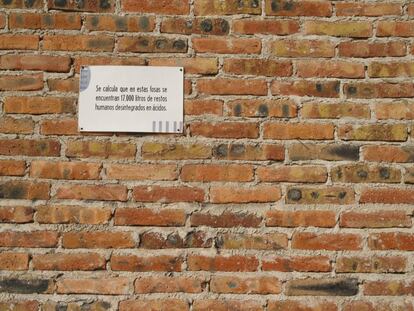 Placa colocada frente a las fosas por el proyecto RECO,que significa Recordar, reconstruir, reconciliar.