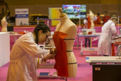 Una alumna de Formación Profesional confecciona un vestido en una competición nacional en Madrid.