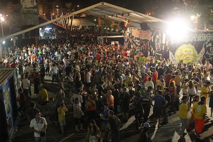 Cientos de personas llenan la zona de 'txosnas' durante la Aste Nagusia de Bilbao, en una imagen de archivo.