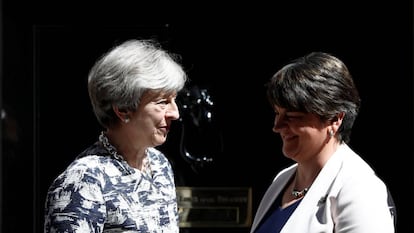 La primera ministra britànica, Theresa May, amb la líder del Partit Democràtic Unionista (DUP), Arlene Foster.