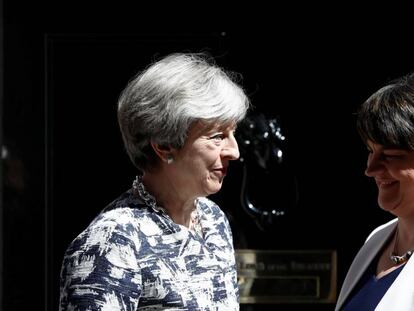 La primera ministra brit&aacute;nica Theresa May, con la l&iacute;der del Partido Democr&aacute;tico Unionista (DUP), Arlene Foster.